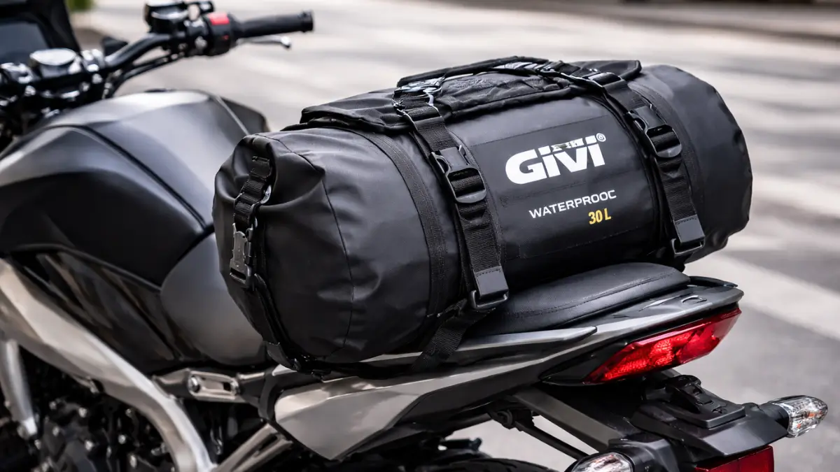 Bolsa Impermeável Givi de 30 litros fixada na traseira de uma motocicleta.