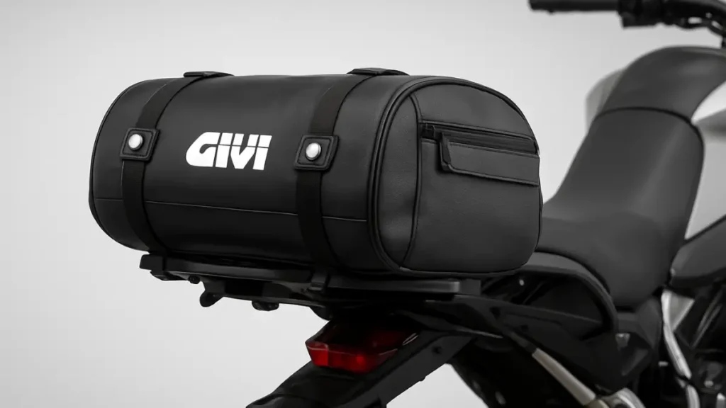 Bolsa impermeável Givi EA114BK 30 litros fixada na traseira de motocicleta adventure em viagem