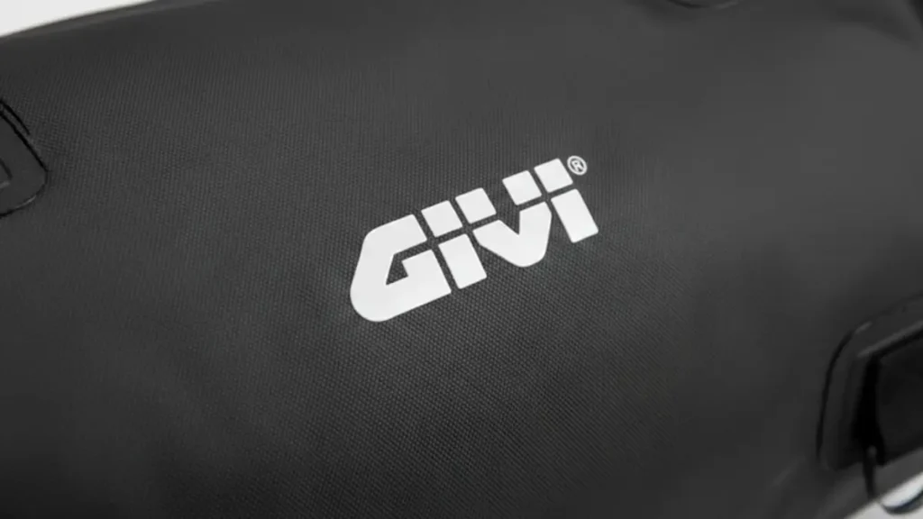 Detalhe do material impermeável e logo Givi na bolsa EA114BK mostrando acabamento profissional