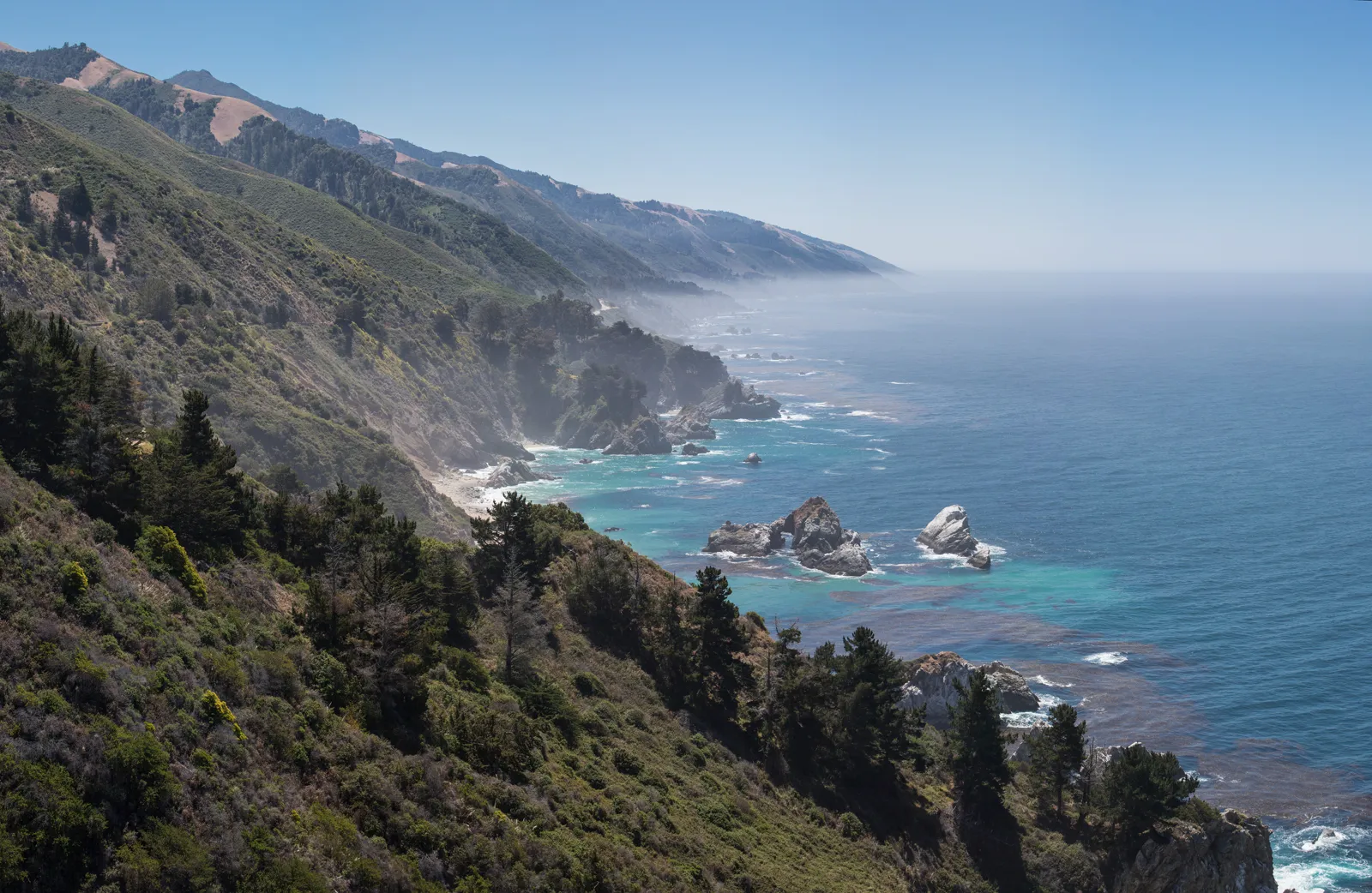 penhascos e oceano Pacífico no litoral de Big Sur, na Highway 1