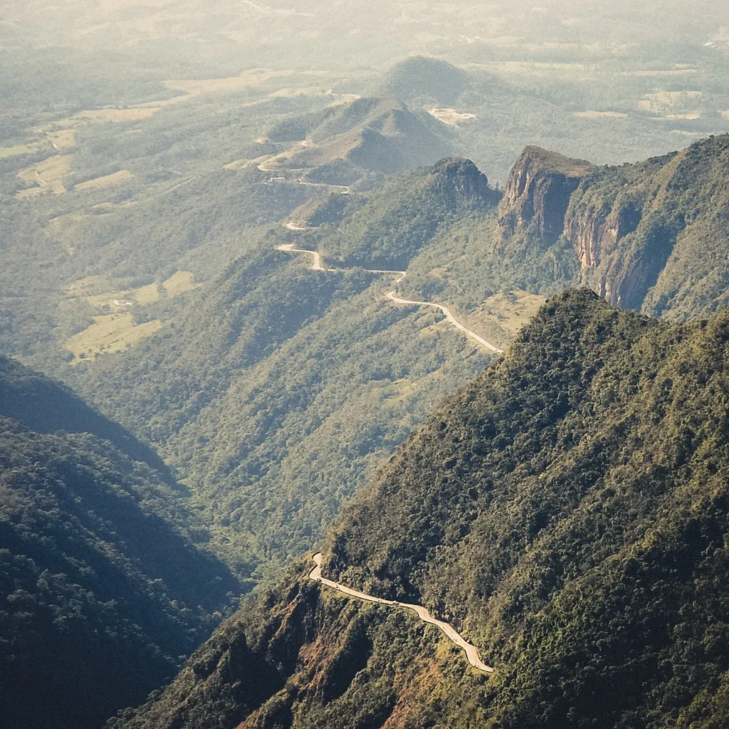 vista aérea das curvas em ziguezague da Serra do Rio do Rastro em Santa Catarina