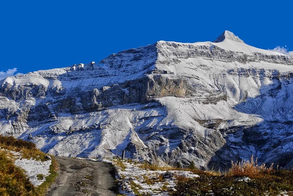 trilha de terra em região montanhosa dos Alpes, ilustrativa do Trans Euro Trail