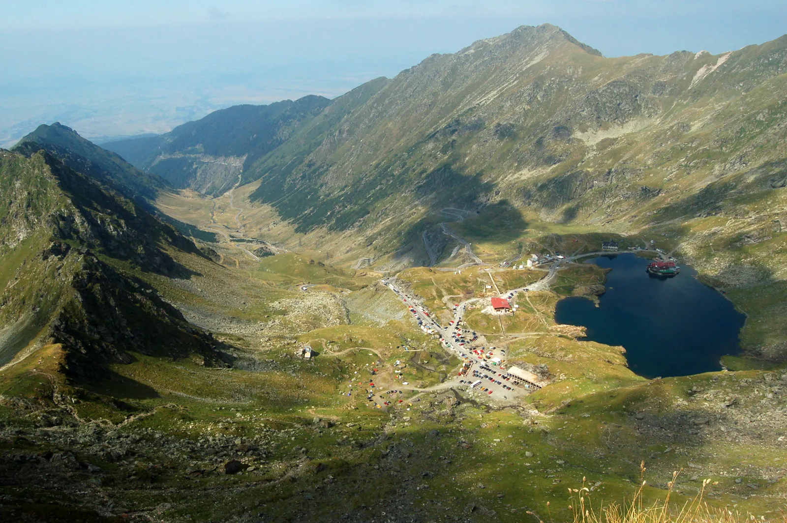 vista aérea da estrada Transfăgărășan descendo a montanha até o Lago Bâlea