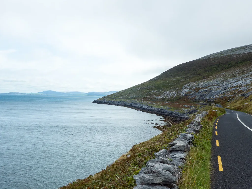 estrada litorânea da Wild Atlantic Way à beira do oceano na Irlanda