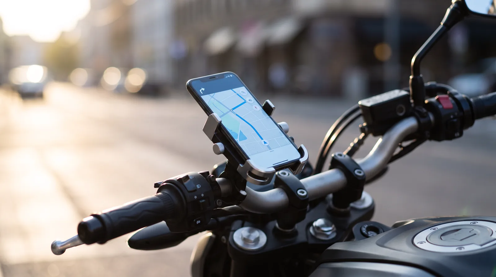 suporte de celular para moto preso ao guidão de uma motocicleta com aplicativo de mapa na tela