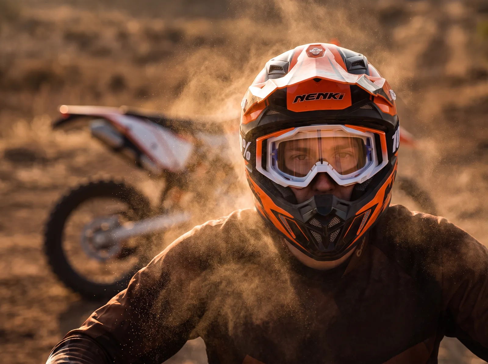 Óculos para Motociclista: 7 Melhores Modelos para Rodar com Segurança 11 óculos goggle NENKI Dirt Bike em trilha de terra com poeira