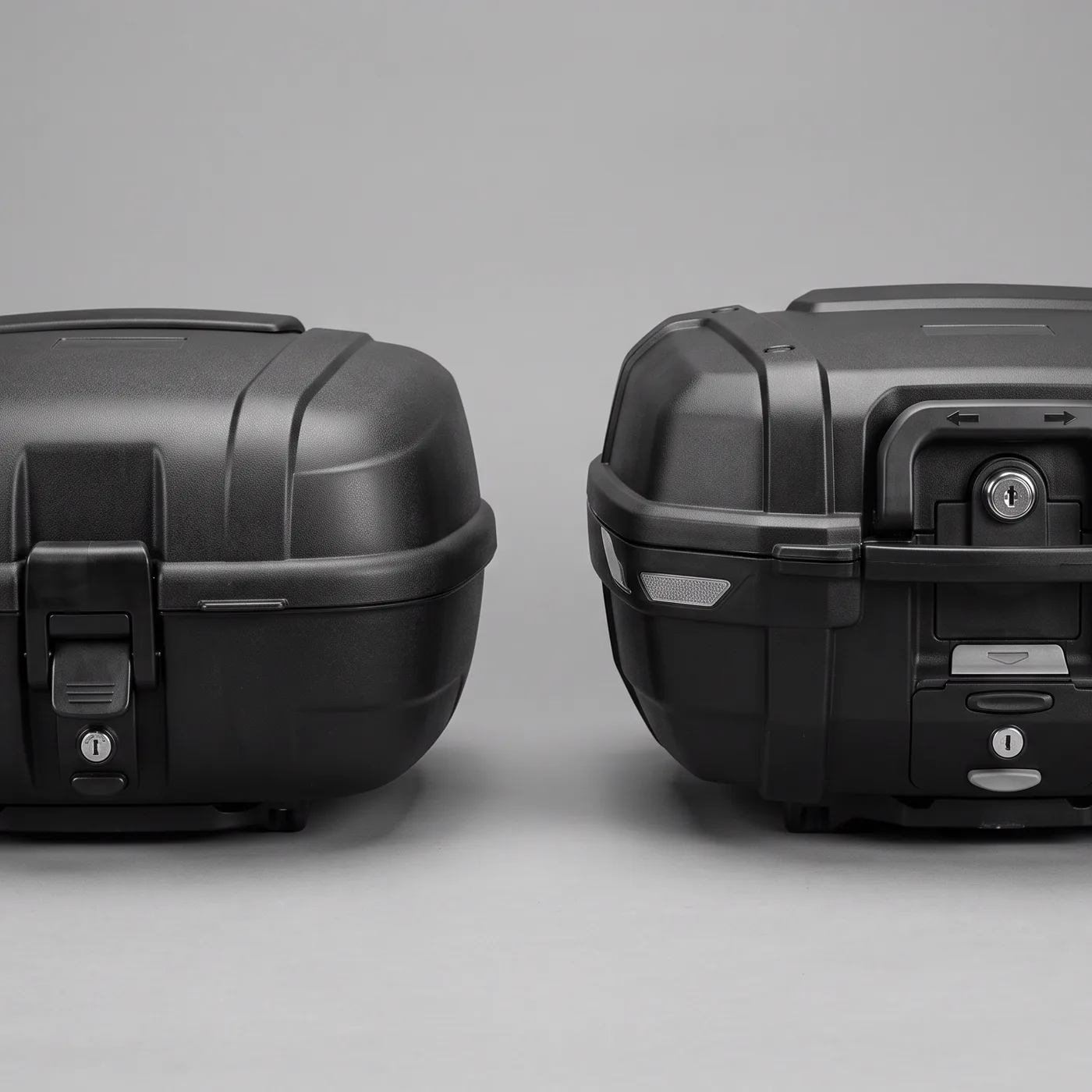 Dois modelos de top case para moto comparados lado a lado